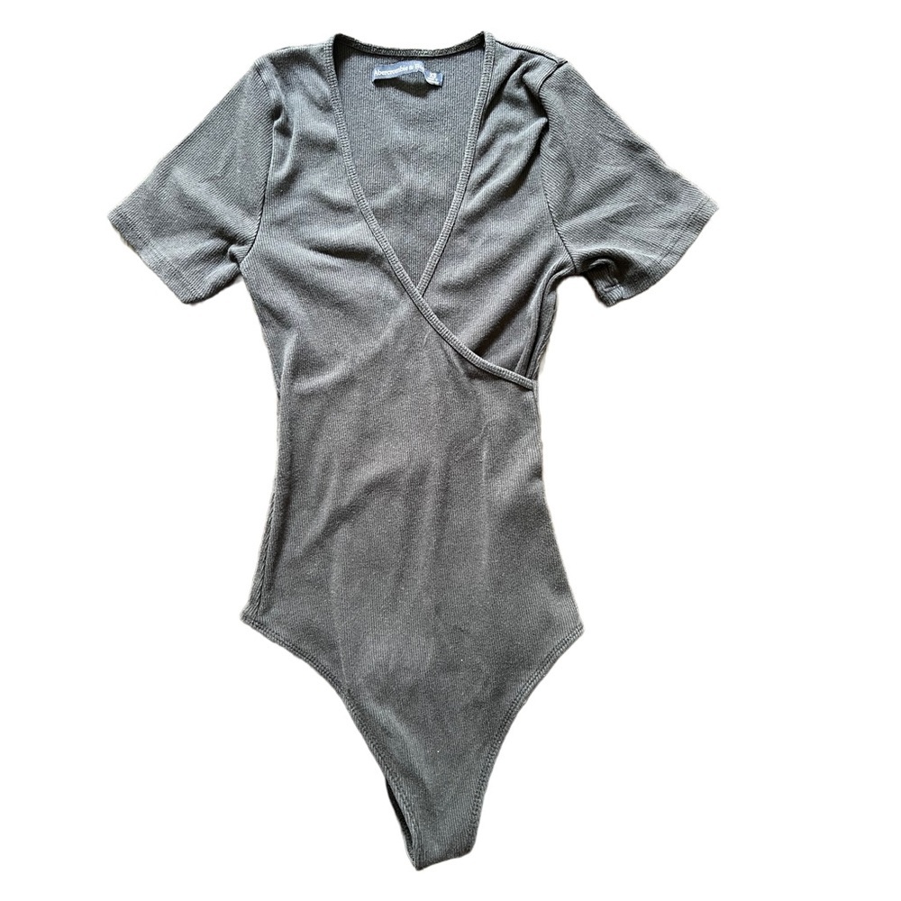 ABERCROMBIE AND FITCH BLACK V NECK RIBBED SHORT SLEEVE BODYSUIT SIZE XS